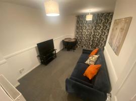 Home in Ty Canol, Cwmbran, hotel v destinaci Cwm-bran