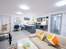 2 Bedroom 2 Bathroom Luxury Apartment - Fast WiFi & Free Parking