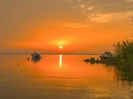 Elegantes & modernes Apartment NeLi mit Terrasse, 100m zum Hafen Röbel Müritz，位于勒伯尔的无障碍酒店