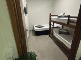 Apartamento no Centro de Bandeirantes Ar, TV Smart, Ar Condicionado e Frigobar, hotel in Bandeirantes