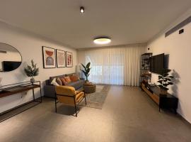 Cozy Mini Penthouse in North TLV - Mamad, ξενοδοχείο στο Τελ Αβίβ