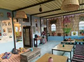 Incredible's Hostel & Safari