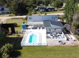 Casa luminosa con pileta y estilo mediterráneo en Costa Esmeralda, Hotel in Costa Esmeralda