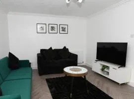 Modern 3 bed house in Edmonton with private driveway parking