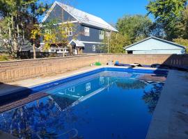 4BR Riverfront Retreat with Private Pool and Yard, hotel v destinaci Port Stanley