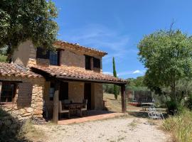Charming independent cottage with chimney, hotel i Cotignac