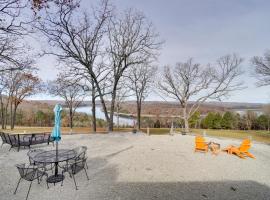 Table Rock Lake Home - Fire Pit and Lake Views!, hotell sihtkohas Golden