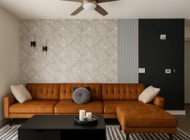 Luxury 2BR Stay Pool, Gym and Chill Areas, ξενοδοχείο σε Mountain Brook