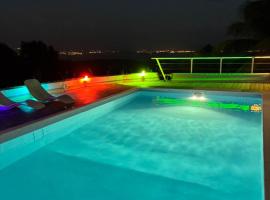 Ti-Garence vue mer, hotel in Les Trois-Îlets