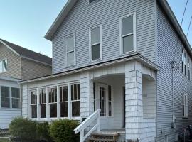 Family-Friendly Retreat near Manistee Riverwalk โรงแรมในมานิสที