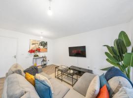 Cozy Two Bedroom House with Driveway Parking & Garden, hotel in Chatham