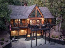 Le Vonde Chalet - Luxury log-style, Hot Tub, Game Room, Fire Pit, Walk to Slopes, luxury hotel in Big Bear Lake