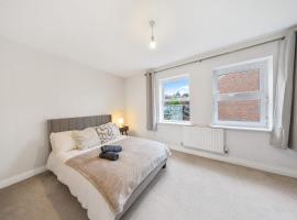 Cozy 2 Bedroom House with Driveway Parking & Garden โรงแรมในชาแธม