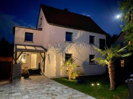 Familien-Ferienhaus am Felsenlabyrinth، فندق في باد غوتلوبا