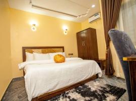 kcc hotels and suites: Calabar şehrinde bir otoparklı otel