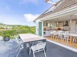 Rooftops Braunton, Stylish Beach House - Fantastic Views - Hot Tub hire - Sleeps 8