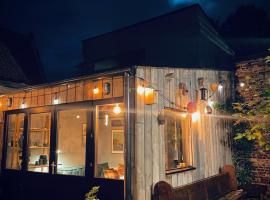 Tiny House The Bird House، فندق في بروج