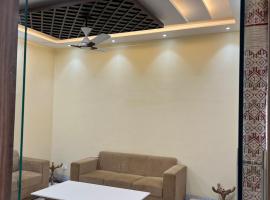 Peaceful & Spacious 5BHK Villa with Balcony & Parking, ξενοδοχείο σε Patiala