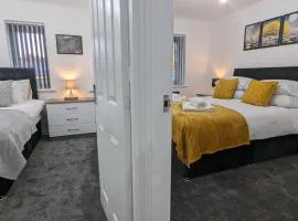 Modern Four Bedroom House near Attractions, Stadium, Town Centre, Parks and Lake - Sky n Netflix - Convenient Transport