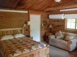 HONEYSUCKLE - Rustic cabin for 2 in Oak Creek Canyon