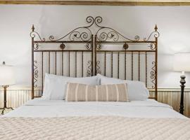 Adobe Village Studio Suite- Tumbleweed, Hotel in Oak Creek