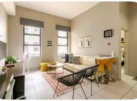 Lovely Rosebank 1-bedroom condo with pool & cinema, acomoda&ccedil;&atilde;o em condom&iacute;nio em Joanesburgo