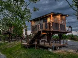 "Good Ole Rocky Top" Unique Tennessee Treehouse Near Pigeon Forge - Private 20ft Slide