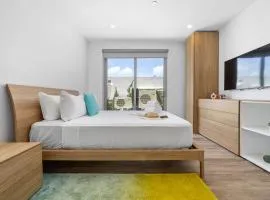 NEW Modern Studio w/ Pool & Gym I Walk 2 PalmBeach