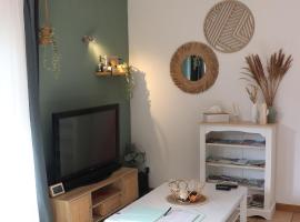 Grand studio neuf en rez de jardin avec terrasse, hôtel à Digne-Les-Bains