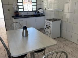 Casa no centro, hotel in Mineiros