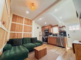 Stylish 2 BR 1 BA Apartment - Steps to the Ocean - Hidden Gem, golfhotel in Wildwood