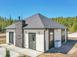 Romantic Mountain Retreat with Scenic Views!, hotel in Idaho Springs