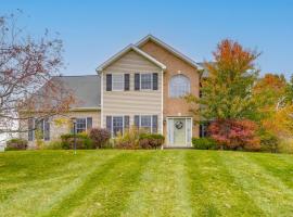 Expansive Upstate Home with Home Theater!, ξενοδοχείο σε East Schodack
