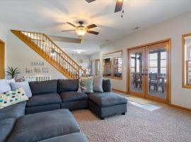 Lakefront Family Retreat w/ Views, Boat Slip, ξενοδοχείο σε Barnumton