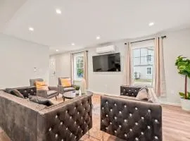 Spacious House with King Beds in Prime Location