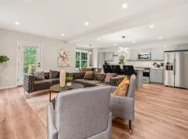 Ideal Family Stay Sleeps 20 in Bloomfield CT