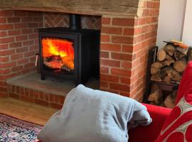 2 Bed Rural Retreat in Dorset Includes a private Hot Tub and cosy wood burner, hotel in Horton