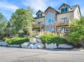 Eden Mountain Condo with Views Pool & Hot Tub Access