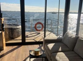 Houseboat Zegrze、Zegrze Południoweの船上ホテル