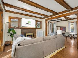 Bde Maka Stay - Classic 5 BR Heart of Uptown - Hennepin & Lyndale - Close to Lakes, hotell i Minneapolis
