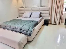 Rare Luxury 2bed guest house with private garden close to airport