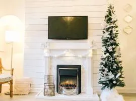 Chic flat close to Edinburgh, Airport, & Zoo