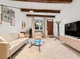 Cozy Apt with Smart TV, Elevator & Equipped Kitchen