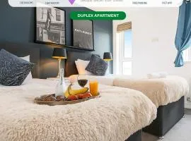Stylish 2 Bedroom Duplex Apartment - Close to City Centre - Balcony, Free Parking, Self-Check-In, Fast Wifi & Smart TVs by Yoko Property