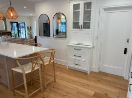 Charming Victoria Character Home-Pet Friendly, hotel em Victoria