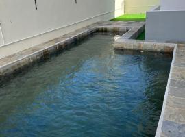 3 bedroom apartment - walk to the beach, hotel in Pereybere