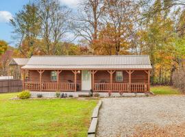 Waterfall Hikes and Fairways Quiet Crossville Cabin, hotel v destinaci Fairfield Glade