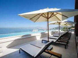 Huge Balcony with BBQ, Rooftop Pool and Ocean Views
