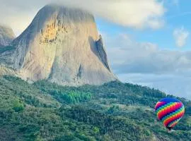 Apto completo no Vista Azul - Varanda com vista da Pedra Azul