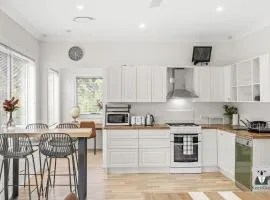 KozyGuru | Erina | Sunny Coastal Escape + Parking